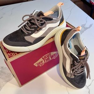 ✨NWT✨ Vans UltraRange™ EXO SE in Brown/multi